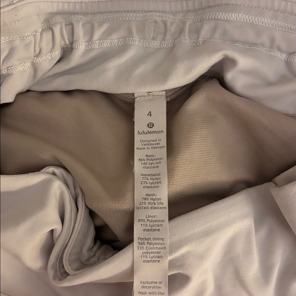 White lululemon shorts size 4 - Picture 4 of 6